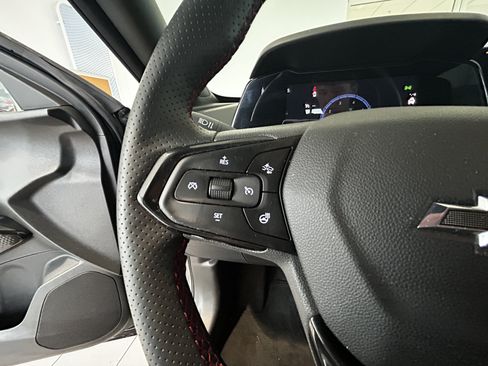 Used 2025 Chevrolet Trax RS FWD image 11