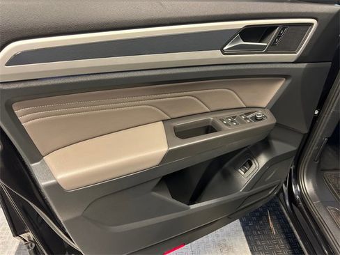 Certified 2022 Volkswagen Atlas SEL R-Line image 8