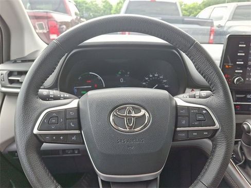 Used 2023 Toyota Sienna XLE image 18