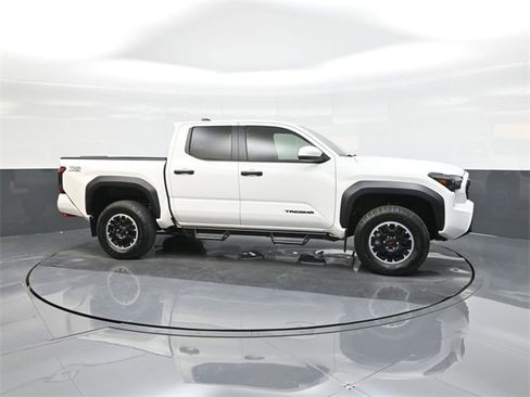 Used 2024 Toyota Tacoma TRD Off-Road image 17