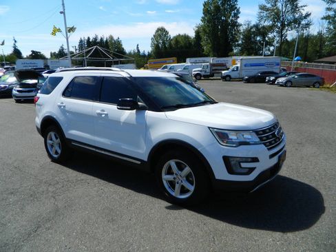 Used 2017 Ford Explorer XLT image 2