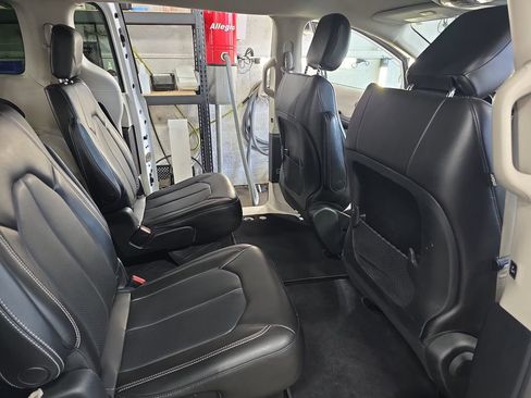 Used 2021 Chrysler Voyager Lxi FWD image 11