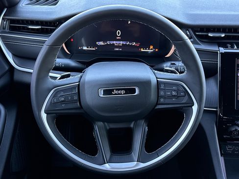 Used 2023 Jeep Grand Cherokee L Laredo image 17