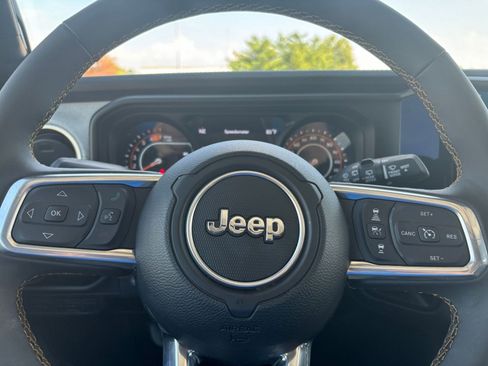 Used 2025 Jeep Wrangler Sahara image 27