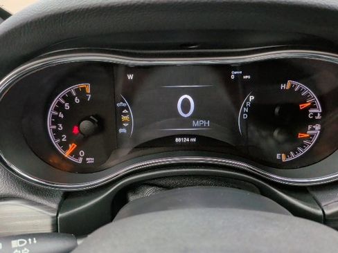 Used 2019 Jeep Grand Cherokee Laredo image 32