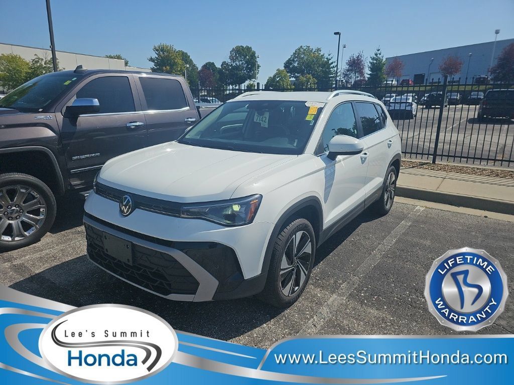 Used 2025 Volkswagen Taos SE AWD/4WD image 1