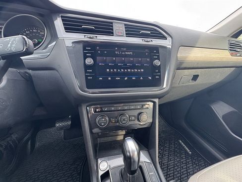 Used 2021 Volkswagen Tiguan SE image 9