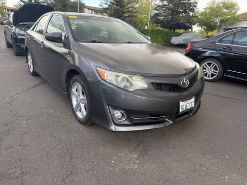 Used 2014 Toyota Camry SE w/ Leather Package FWD image 3