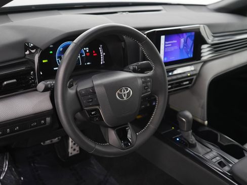 Used 2025 Toyota Camry SE image 18