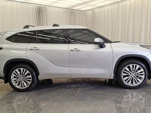 Used 2023 Toyota Highlander Platinum AWD/4WD image 6