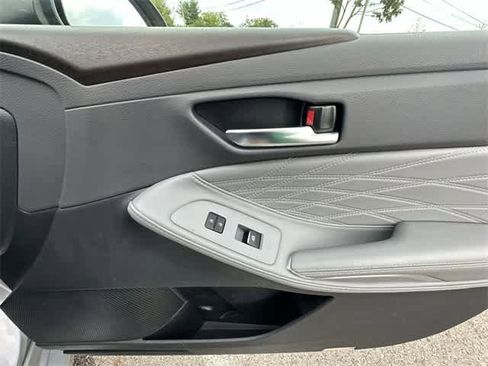 Used 2021 Toyota Avalon Limited image 25