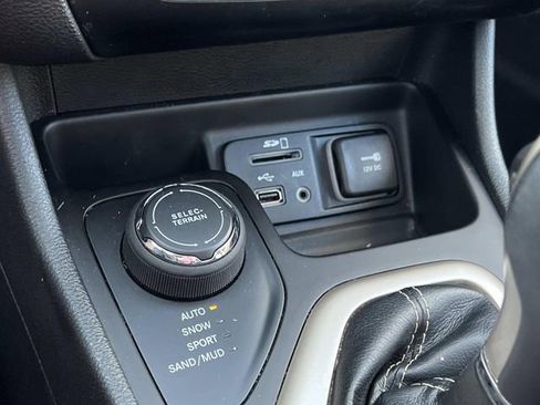 Used 2016 Jeep Cherokee Limited AWD/4WD image 25