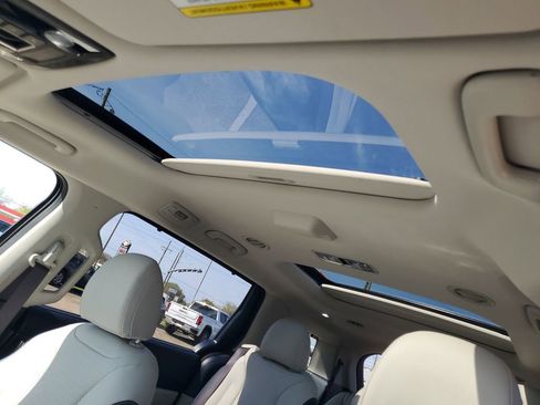 Used 2025 Kia Carnival SX Prestige image 10