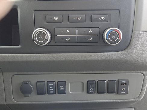 Used 2020 Nissan NV 3500 SV image 18