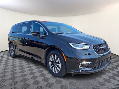 Used 2025 Chrysler Pacifica Select