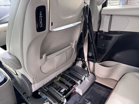 Used 2017 Chrysler Pacifica Limited image 23