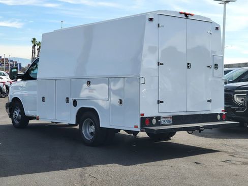 Used 2017 Chevrolet Express 3500 image 2