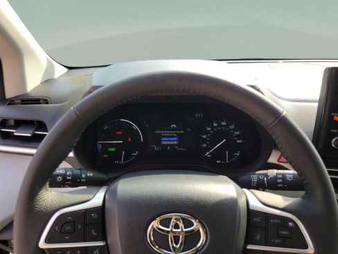 Certified 2026 Toyota Sienna XLE FWD image 21