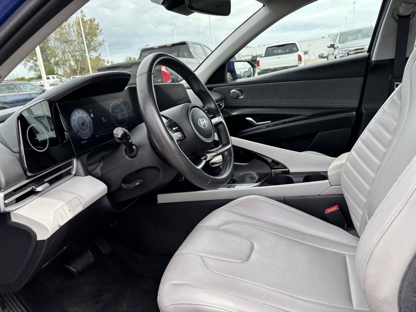 Used 2025 Hyundai Elantra Limited FWD image 17