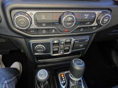 Used 2019 Jeep Wrangler Unlimited Sahara image 17
