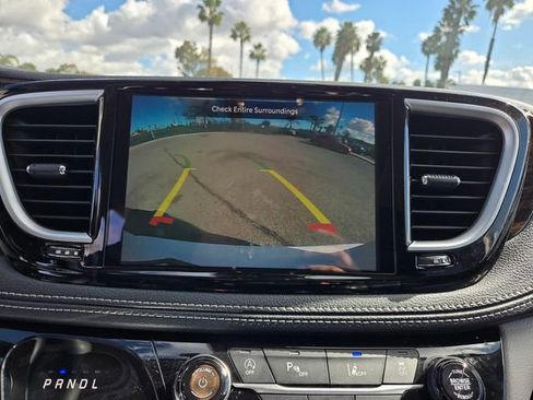 Used 2023 Chrysler Pacifica Limited image 11