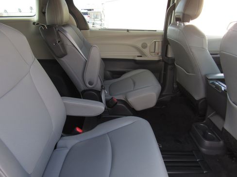 Used 2024 Toyota Sienna XLE image 12
