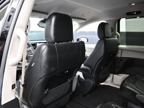Used 2024 Chrysler Pacifica Touring-L FWD image 18