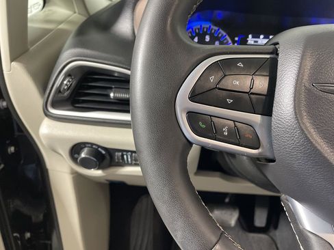 Used 2023 Chrysler Voyager LX image 13