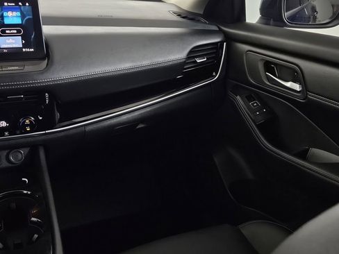 Used 2025 Nissan Rogue SL image 11