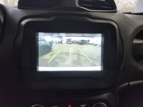 Used 2018 Jeep Renegade Latitude image 2