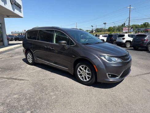 Used 2020 Chrysler Pacifica Touring-L image 5