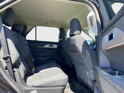 Used 2025 Ford Explorer Active AWD/4WD image 18