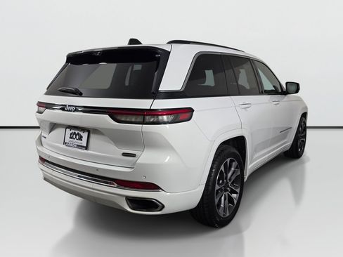 Used 2022 Jeep Grand Cherokee Overland w/ Luxury Tech Group IV AWD/4WD image 5