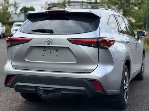 Used 2022 Toyota Highlander XLE AWD/4WD image 5