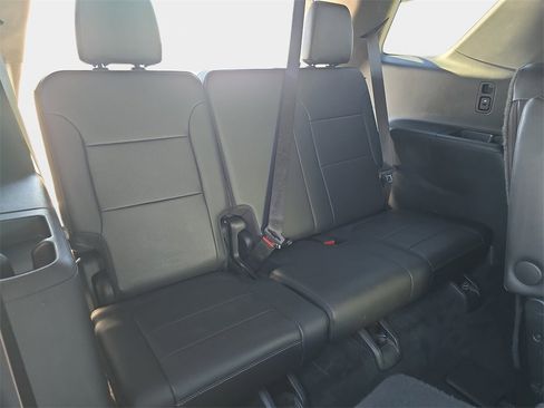 Used 2023 Chevrolet Traverse Premier image 16