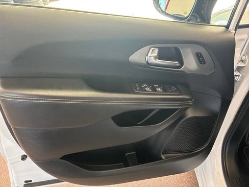 Used 2025 Chrysler Pacifica Select FWD image 8