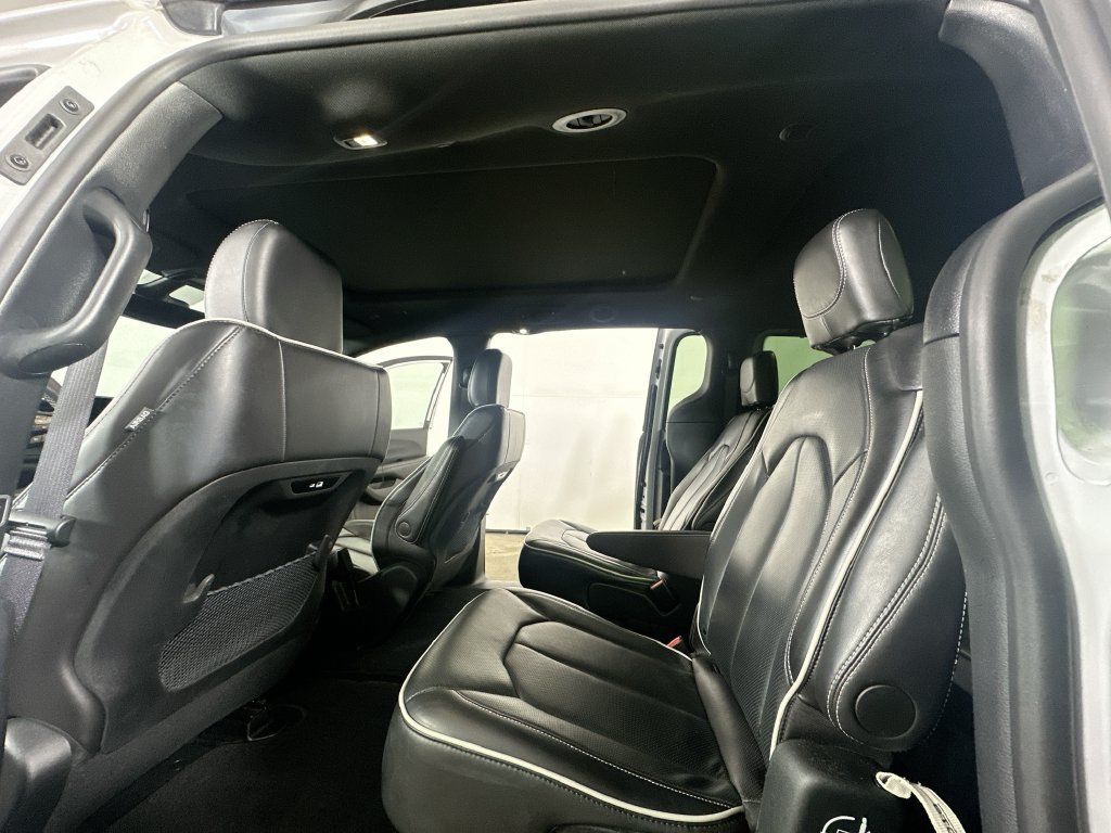 Used 2025 Chrysler Pacifica Limited FWD image 14