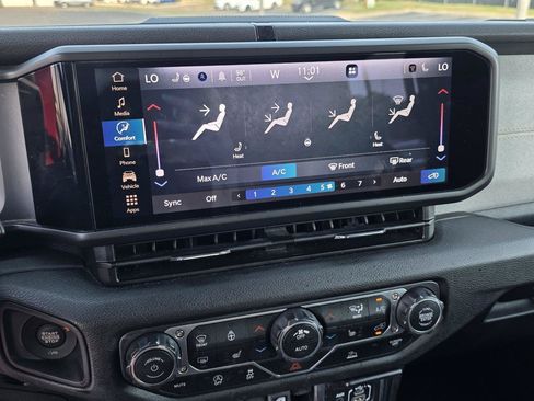 Used 2025 Jeep Wrangler Unlimited Sport AWD/4WD image 14