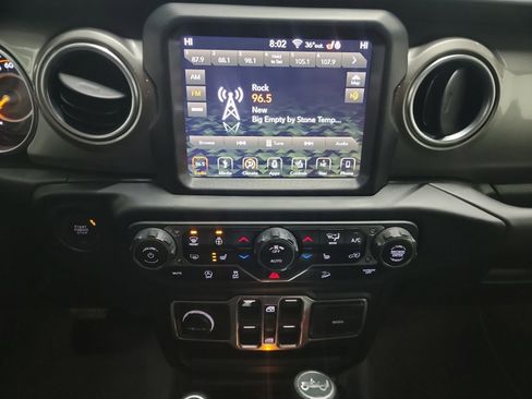 Used 2018 Jeep Wrangler Unlimited Sahara image 21