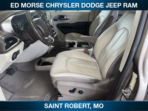 Used 2017 Chrysler Pacifica Touring-L FWD image 23