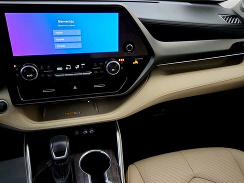 Used 2024 Toyota Highlander Limited image 31