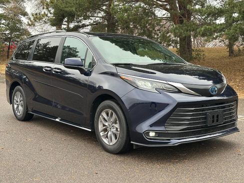 Used 2025 Toyota Sienna XLE image 2