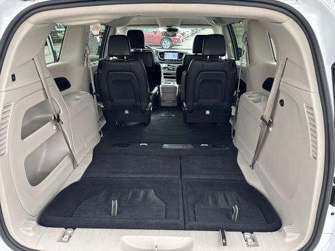 Used 2024 Chrysler Pacifica Touring-L image 22