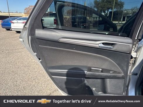 Used 2017 Ford Fusion SE w/ Fusion SE Technology Package image 11