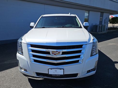 Used 2020 Cadillac Escalade ESV Premium Luxury image 6