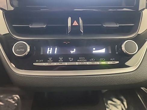 Used 2025 Toyota Corolla LE image 33