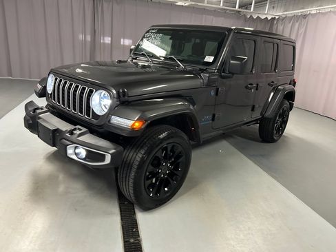 Used 2025 Jeep Wrangler Unlimited Sahara w/ Safety Group AWD/4WD image 3