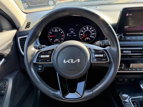 Used 2022 Kia Seltos Nightfall Edition image 16