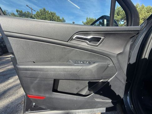 Used 2025 Kia Sportage LX image 18