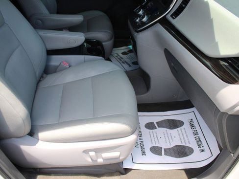 Used 2015 Toyota Sienna XLE FWD image 7